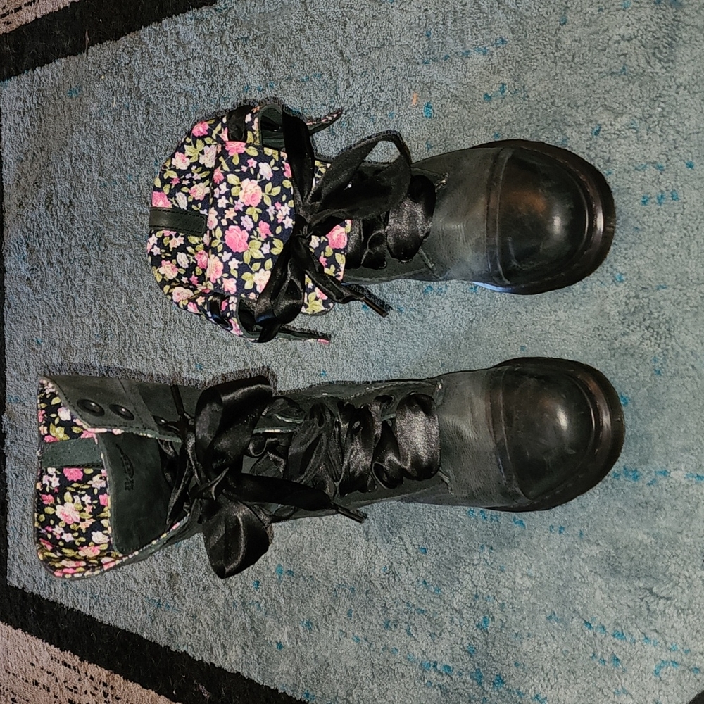 Dr. Martens Women's Triumph 1914 Boots
